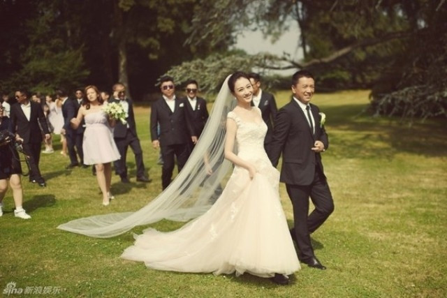 Đám cưới lung linh tại châu Âu của mỹ nhân Cô dâu diện bộ váy ren trắng trong lễ cưới