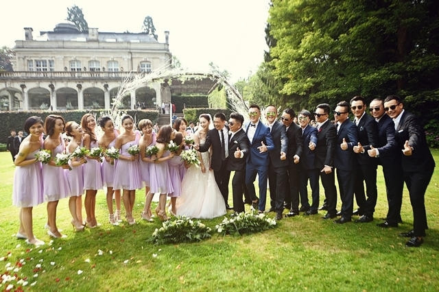 Đám cưới lung linh tại châu Âu của mỹ nhân Cặp đôi vui vẻ chụp ảnh cùng các phù dâu, phù rể