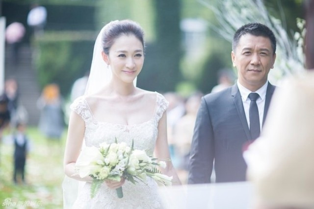 Đám cưới lung linh tại châu Âu của mỹ nhân “Tạm biệt Vancouver“ ảnh 2 Đám cưới lung linh tại châu Âu của mỹ nhân “Tạm biệt Vancouver“ ảnh 2