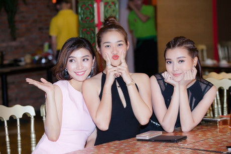 Diệp Bảo Ngọc - Thái Hà - Như Quỳnh quấn quýt như chị em ruột - Ảnh 3 Diep Bao Ngoc - Thai Ha - Nhu Quynh quan quyt nhu chi em ruot - Anh 3