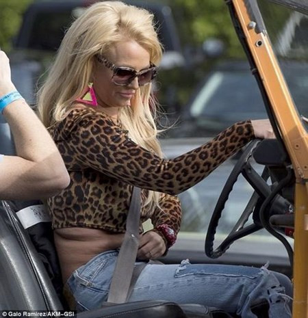 Britney Spears “cưa sừng” trong ngày trở lại Britney Spears “cua sung” trong ngay tro lai