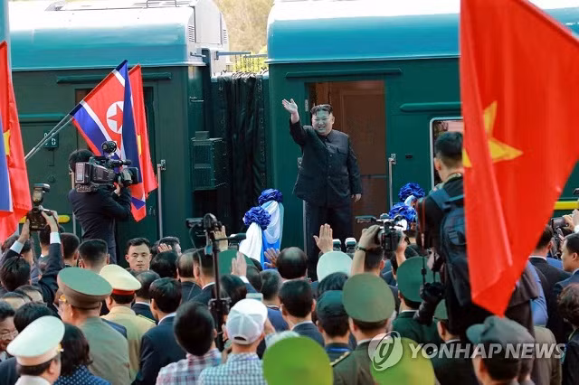 Chủ tịch Kim Jong-un lên tàu về nước hôm 2/3.