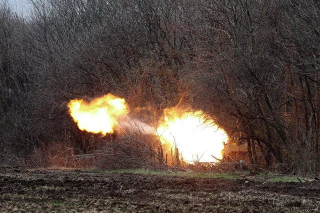 Ukraine pháo kích vào vị trí của quân đội Nga ở tiền tuyến gần Lysychansk ở vùng Lugansk ngày 12/4.