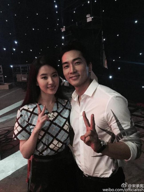 Song Seung Hun bật mí chuyện hẹn hò ngọt ngào với Lưu Diệc Phi - Ảnh 2 Song Seung Hun bat mi chuyen hen ho ngot ngao voi Luu Diec Phi - Anh 2