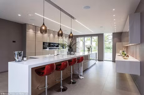 22 tuoi, Raheem Sterling tau biet thu 3,1 trieu bang - Anh 2