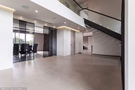 22 tuoi, Raheem Sterling tau biet thu 3,1 trieu bang - Anh 5