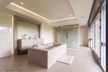 22 tuoi, Raheem Sterling tau biet thu 3,1 trieu bang - Anh 7