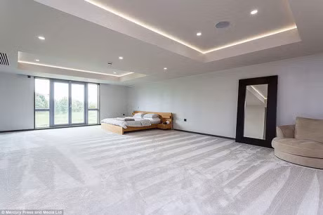 22 tuoi, Raheem Sterling tau biet thu 3,1 trieu bang - Anh 3