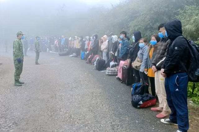 40 công dân nhập cảnh trái phép bị chốt liên ngành số 4 bắt giữ lúc 6h30 ngày 5/12 tại khu vực mốc 457. Ảnh: Nguyễn Xuân Cháng.