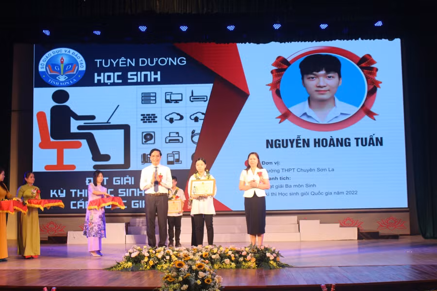 Đại diện Ban tổ chức trao chuyển Bằng khen cho các học sinh xuất sắc.