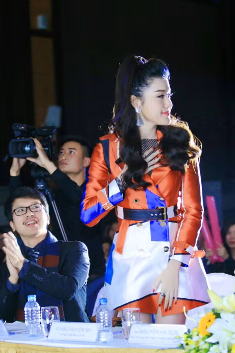 Huyen My khac la khi lam giam khao cuoc thi tim kiem dai su - Anh 5