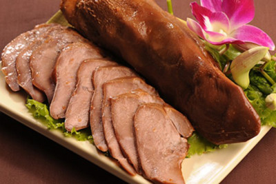 Chỉ cách làm sạch và luộc lưỡi heo giòn ngon vô cùng đơn giản mà ai ăn cũng thích - Ảnh 1 Chi cach lam sach va luoc luoi heo gion ngon vo cung don gian ma ai an cung thich - Anh 1