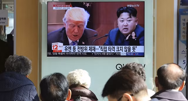 Hình ảnh Tổng thống Mỹ Trump (trái) và Lãnh đạo Triều Tiên Kim Jong-un trên truyền hình