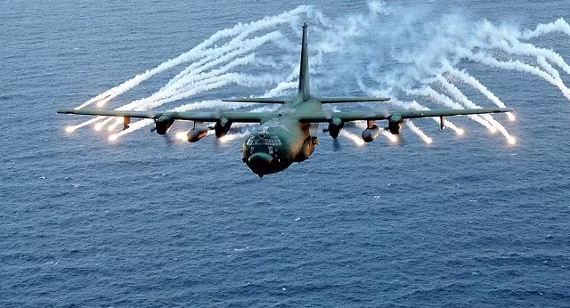 Máy bay vũ trang hạng nặng AC-130 của Mỹ trong một buổi tập trận