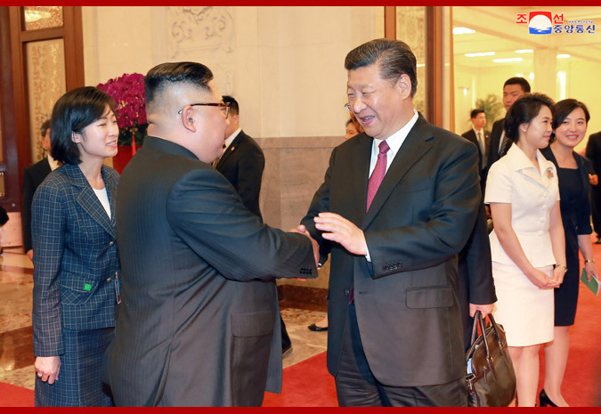 Ông Kim Jong-un bắt tay Chủ tịch Tập Cận Bình Ông Kim Jong-un bắt tay Chủ tịch Tập Cận Bình