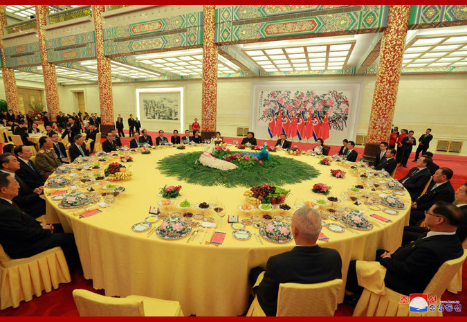 Lãnh đạo Triều Tiên và Trung Quốc cùng các quan chức dự tiệc Lãnh đạo Triều Tiên và Trung Quốc cùng các quan chức dự tiệc