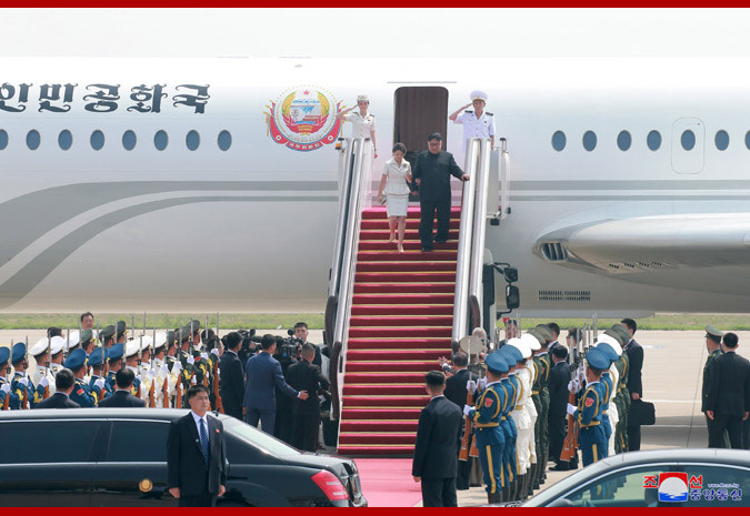 Ông Kim Jong-un và phu nhân xuống máy bay tới Trung Quốc Ông Kim Jong-un và phu nhân xuống máy bay tới Trung Quốc