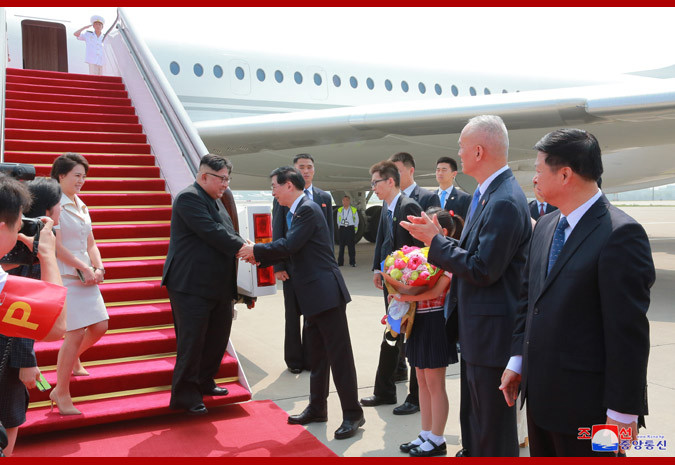 Ông Kim Jong-un bắt tay các quan chức Trung Quốc Ông Kim Jong-un bắt tay các quan chức Trung Quốc