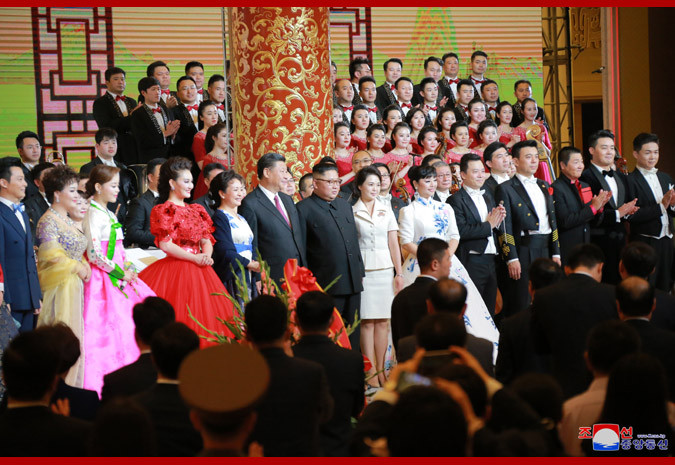 Ông Kim Jong - un và phu nhân tham dự một sự kiện ở Bắc Kinh cùng với Chủ tịch Tập Cận Bình và phu nhân Ông Kim Jong - un và phu nhân tham dự một sự kiện ở Bắc Kinh cùng với Chủ tịch Tập Cận Bình và phu nhân