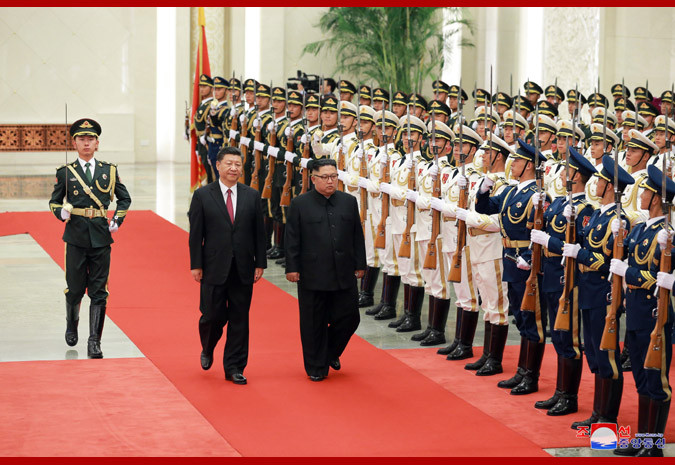 Lãnh đạo Triều Tiên và Chủ tịch Trung Quốc duyệt đội danh dự Lãnh đạo Triều Tiên và Chủ tịch Trung Quốc duyệt đội danh dự