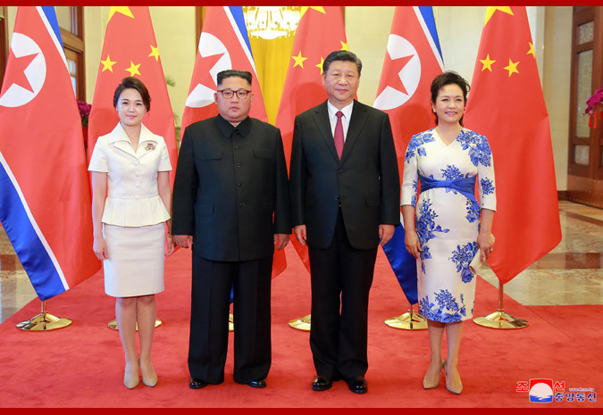 Lãnh đạo Triều Tiên và Chủ tịch Trung Quốc cùng các phu nhân Lãnh đạo Triều Tiên và Chủ tịch Trung Quốc cùng các phu nhân