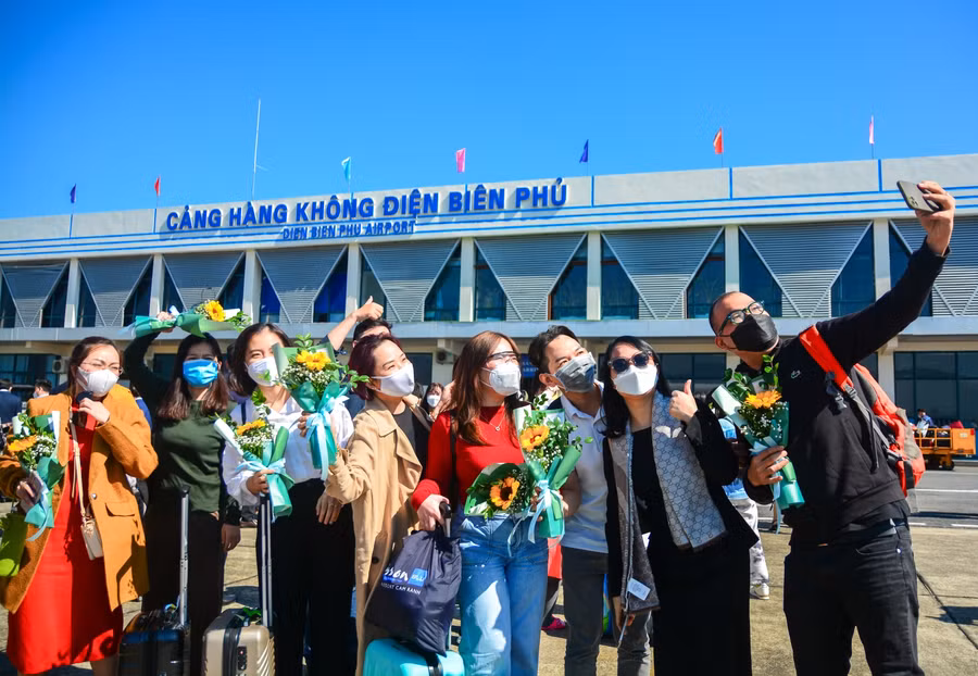 Những vị khách đầu tiên trên chuyến bay thẳng TP.Hồ Chí Minh - Điện Biên có mặt tại Cảng hàng không Điện Biên Phủ. Ảnh: Mai Giáp.