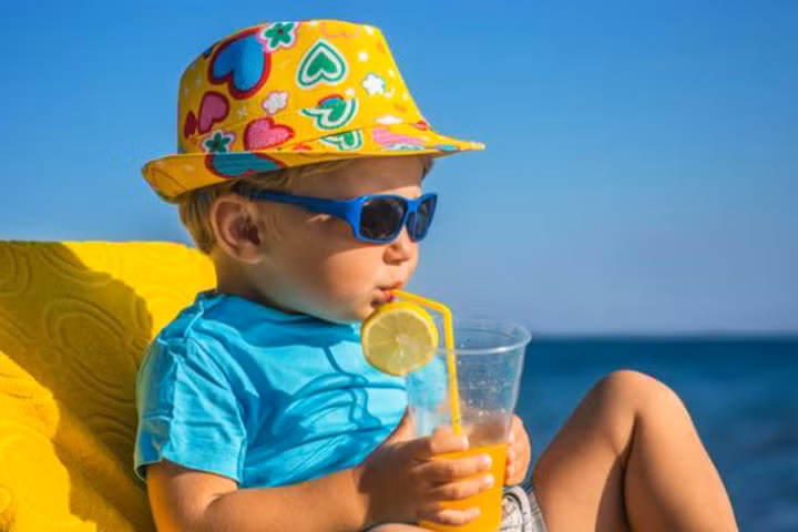 Cho bé uống đủ nước, đủ vi chất sẽ giúp bé vừa giải nhiệt, vừa chống say nắng.