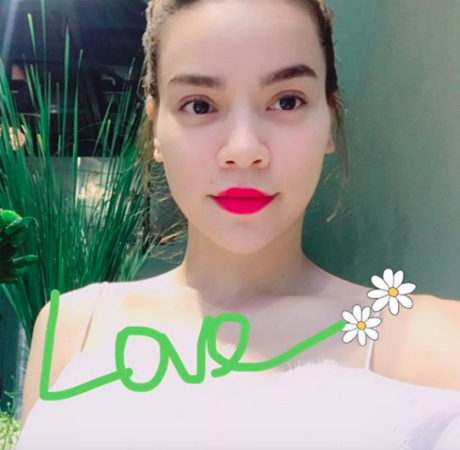 Trấn Thành - Hari Won tình tứ ăn tối cùng nhau, Hạ Vi xinh đẹp dù làm mặt dỗi hờn - Ảnh 2 Tran Thanh - Hari Won tinh tu an toi cung nhau, Ha Vi xinh dep du lam mat doi hon - Anh 2