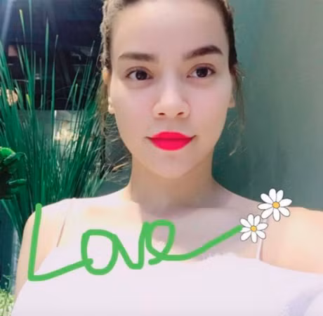 Tran Thanh - Hari Won tinh tu an toi cung nhau, Ha Vi xinh dep du lam mat doi hon - Anh 2