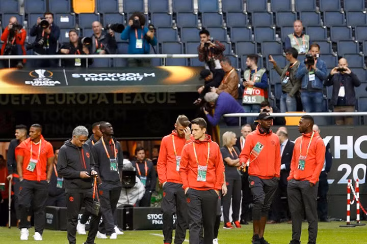 Cầu thủ Manchester United ra sân tập với tâm trạng hoang mang, buồn bã. Ảnh: Getty