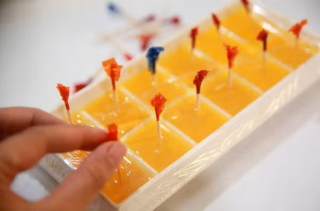 Xua tan nang nong voi 2 cach lam kem dua tai nha tuyet ngon - Anh 2