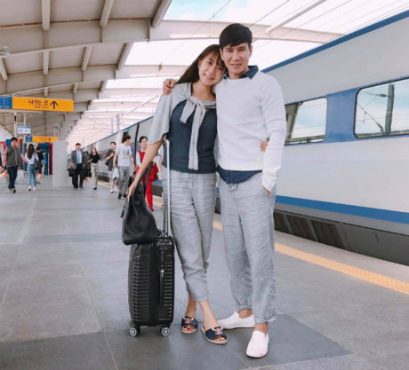 Trấn Thành - Hari Won tình tứ ăn tối cùng nhau, Hạ Vi xinh đẹp dù làm mặt dỗi hờn - Ảnh 6 Tran Thanh - Hari Won tinh tu an toi cung nhau, Ha Vi xinh dep du lam mat doi hon - Anh 6