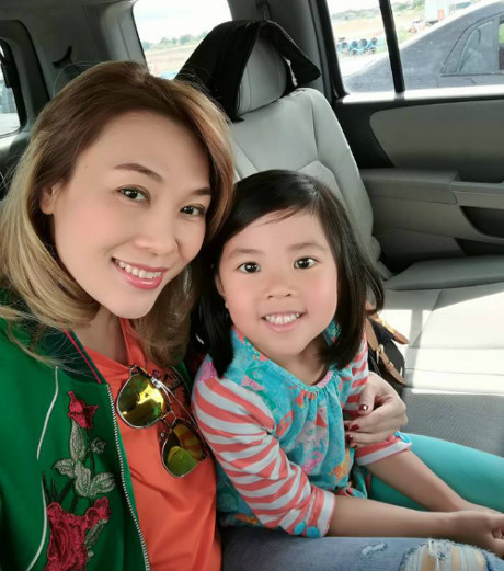 Trấn Thành - Hari Won tình tứ ăn tối cùng nhau, Hạ Vi xinh đẹp dù làm mặt dỗi hờn - Ảnh 5 Tran Thanh - Hari Won tinh tu an toi cung nhau, Ha Vi xinh dep du lam mat doi hon - Anh 5