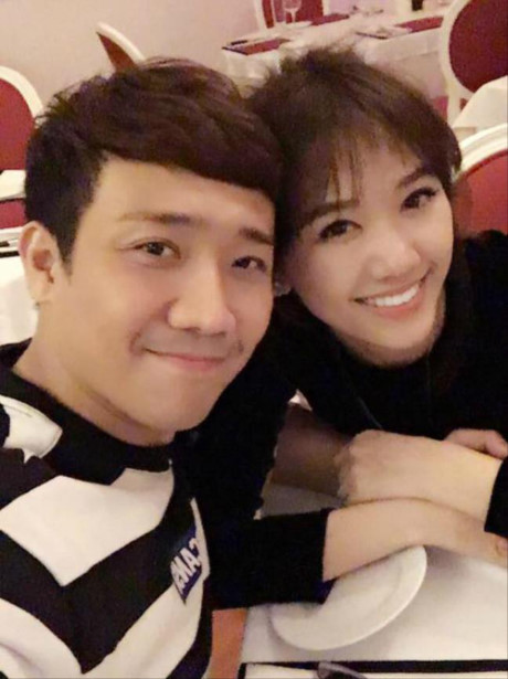 Trấn Thành - Hari Won tình tứ ăn tối cùng nhau, Hạ Vi xinh đẹp dù làm mặt dỗi hờn - Ảnh 1 Tran Thanh - Hari Won tinh tu an toi cung nhau, Ha Vi xinh dep du lam mat doi hon - Anh 1