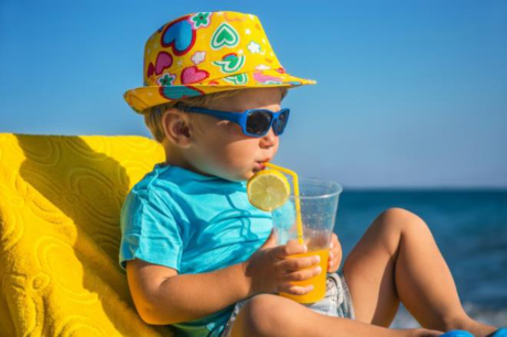 Dấu hiệu và cách xử trí khi trẻ bị say nắng - Ảnh 1 Dau hieu va cach xu tri khi tre bi say nang - Anh 1