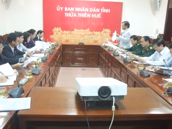 Đoàn kiểm tra nghe báo cáo việc thực hiện Đề án của ngành GD&ĐT Thừa Thiên Huế.