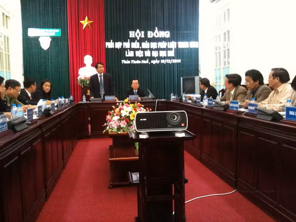 Thứ trưởng Bộ Giáo dục và Đào tạo Phạm Mạnh Hùng chủ trì buổi làm việc tại Đại học Huế