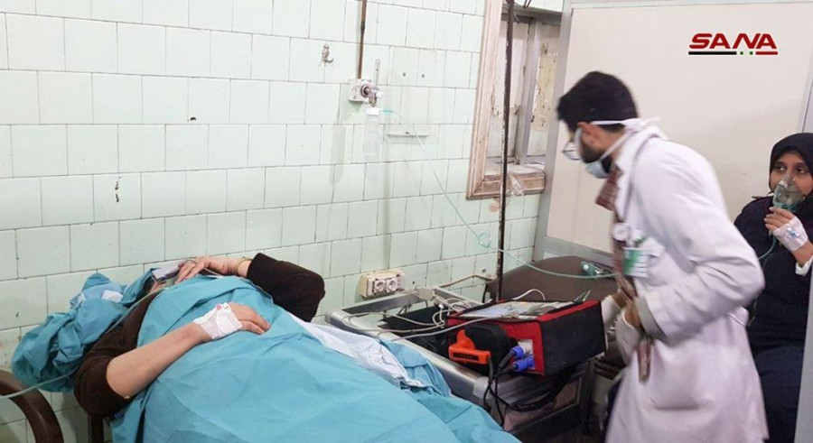 Những bệnh nhân Syria được cho là nhiễm độc khí clo được điều trị trong bệnh viện