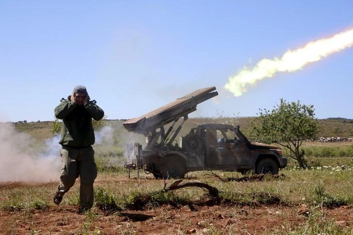 Lực lượng phiến quân Syria bắn rocket.