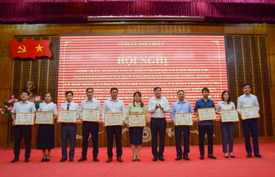 Các tập thể tiêu biểu trong thực hiện Nghị quyết 29 tại Điện Biên được khen thưởng.