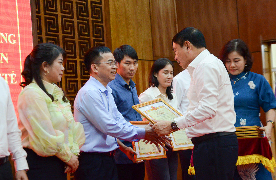 Ông Trần Quốc Cường, Bí thư Tỉnh ủy Điện Biên trao Bằng khen cho các tập thể xuất sắc. Ông Trần Quốc Cường, Bí thư Tỉnh ủy Điện Biên trao Bằng khen cho các tập thể xuất sắc.