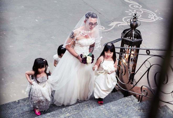 Loạt ảnh gây chú ý khi Phan Thành có các hình xăm lớn hai bên tay và khoác lên mình bộ váy cô dâu. Bố đơn thân xăm trổ mặc váy cưới làm cô dâu