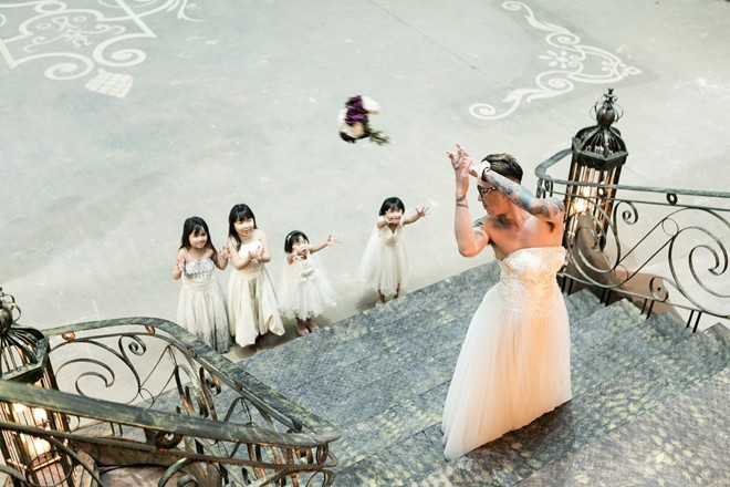 Làm bố đơn thân nên Thành phải học mọi thứ, từ cho con ăn đến cách làm bạn với con. "Tôi thường hỏi ông bà hay lên mạng tìm kiếm một số phương pháp nuôi con và học theo" - anh nói. Bố đơn thân xăm trổ mặc váy cưới làm cô dâu