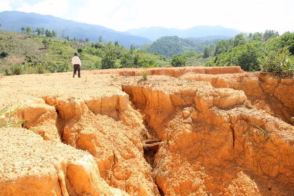 Tình trạng sạt lở nghiêm trọng phía sau khu vực tái định cư khiến người dân không vào ở