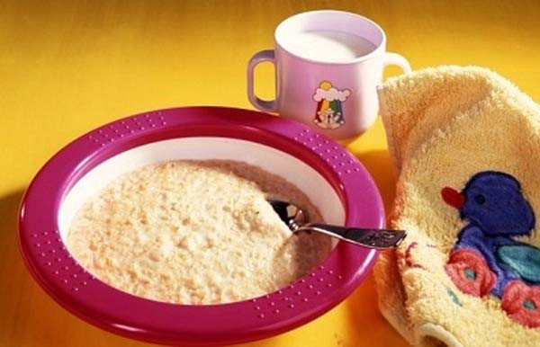 Bạn không nên lạm dụng máy xay sinh tố để chế biến thức ăn cho con.