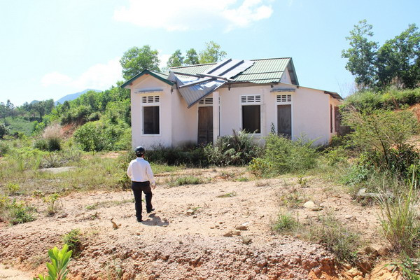 Người dân cho rằng nhà tái định cư của dự án thủy điện A Lin B1 vừa xây dựng đã xuống cấp