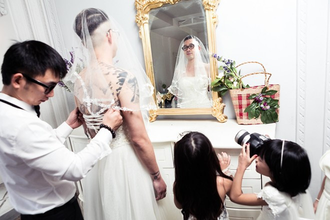 Mới đây, trên mạng lan truyền bộ ảnh một ông bố mặc váy cô dâu, tạo dáng bên hai con gái. Người bố trong các bức hình là Nguyễn Phan Thành (sinh năm 1984). Còn hai cô bé có tên Nguyễn Phan Tuệ Minh (6 tuổi) và Nguyễn Phan Minh Anh (5 tuổi). Bố đơn thân xăm trổ mặc váy cưới làm cô dâu