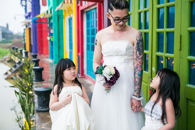 Ông bố sinh năm 1984 cho biết, với anh, được bên cạnh và chăm sóc hai con là niềm hạnh phúc lớn nhất. Bố đơn thân xăm trổ mặc váy cưới làm cô dâu