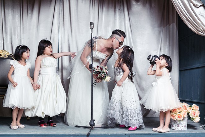Về ý tưởng thực hiện bộ ảnh, Thành cho biết: "Hai con vắng hình bóng mẹ từ lâu nên tôi quyết định hóa thân để các con cảm nhận tôi có thể làm tốt vai trò cả bố lẫn mẹ". Bố đơn thân xăm trổ mặc váy cưới làm cô dâu
