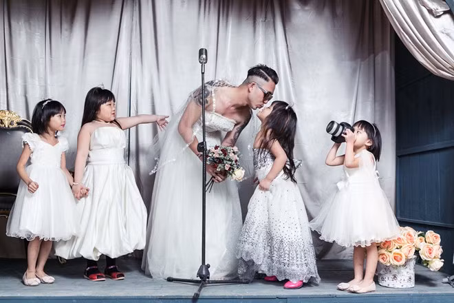 Bố đơn thân xăm trổ mặc váy cưới làm cô dâu
